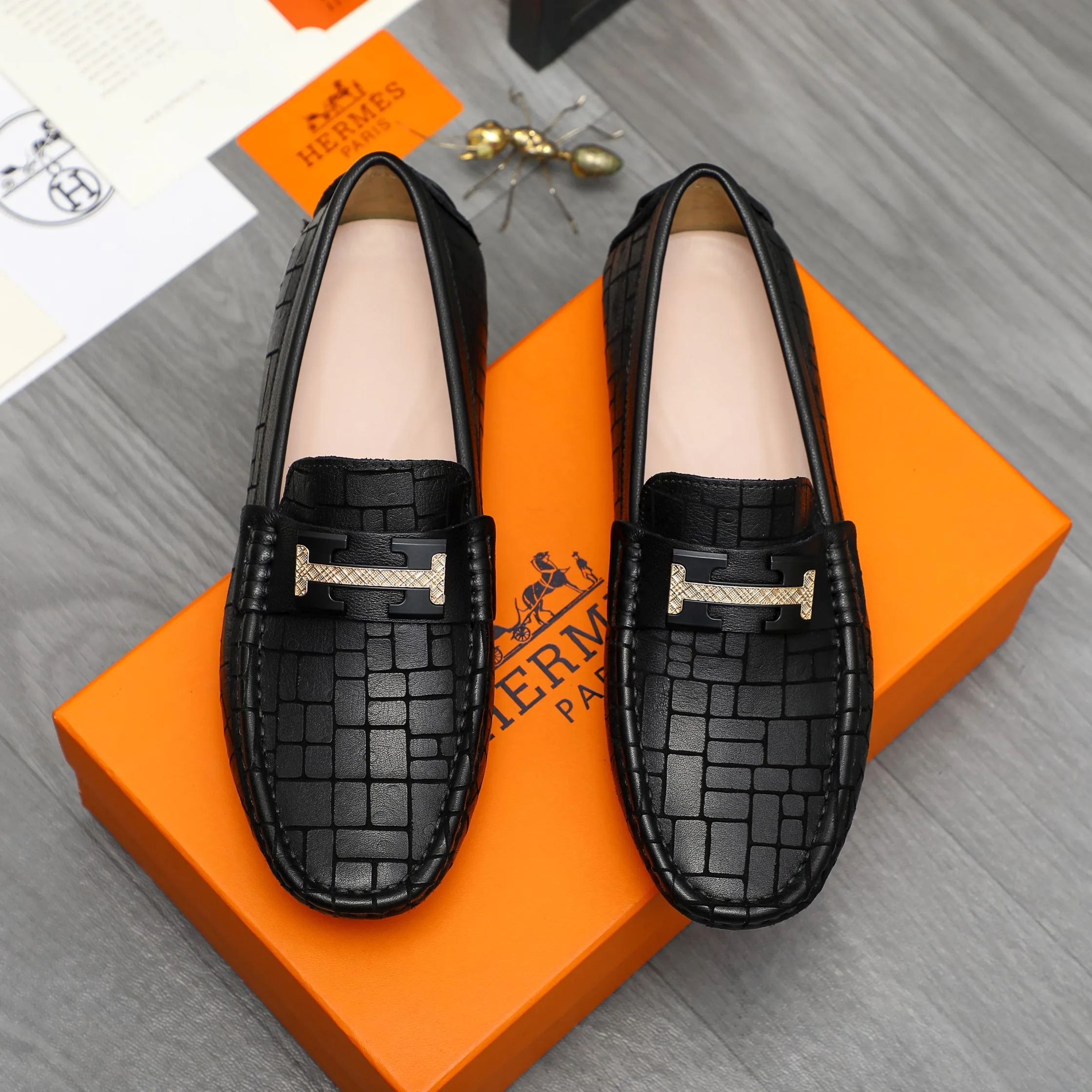 P380 Product trademark: HERMES "Hermes" casual slip-on men's shoes Regular size: 38-45 Product material: Selected embossed cowhide upper, sheepskin lining, rubber outsole